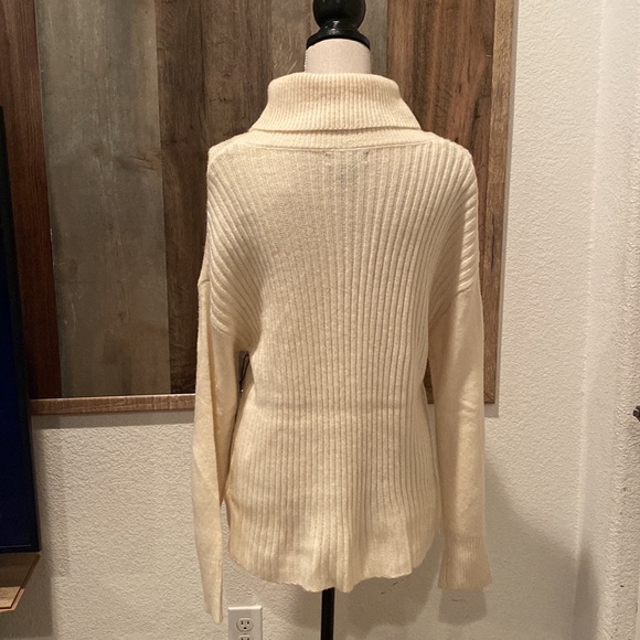 ✨Rachel Zoe✨ Cream Turtle Neck Sweater Size M - Picture 3 of 7